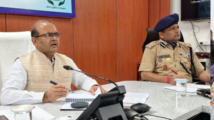 हेली सेवाओं को अलर्ट मोड पर रखने, बंद सड़कें शीघ्र खोलने तथा आवश्यक सेवाओं की तत्काल बहाली सुनिश्चित करने के निर्देश